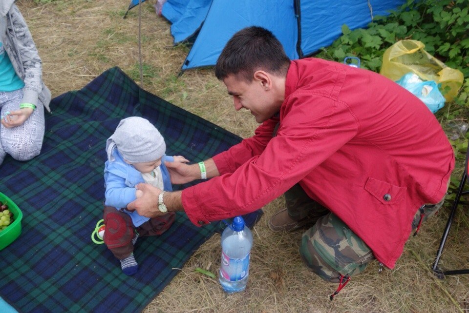С ребенком с палатке