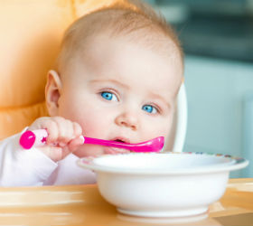 ребенок ест с ложки
