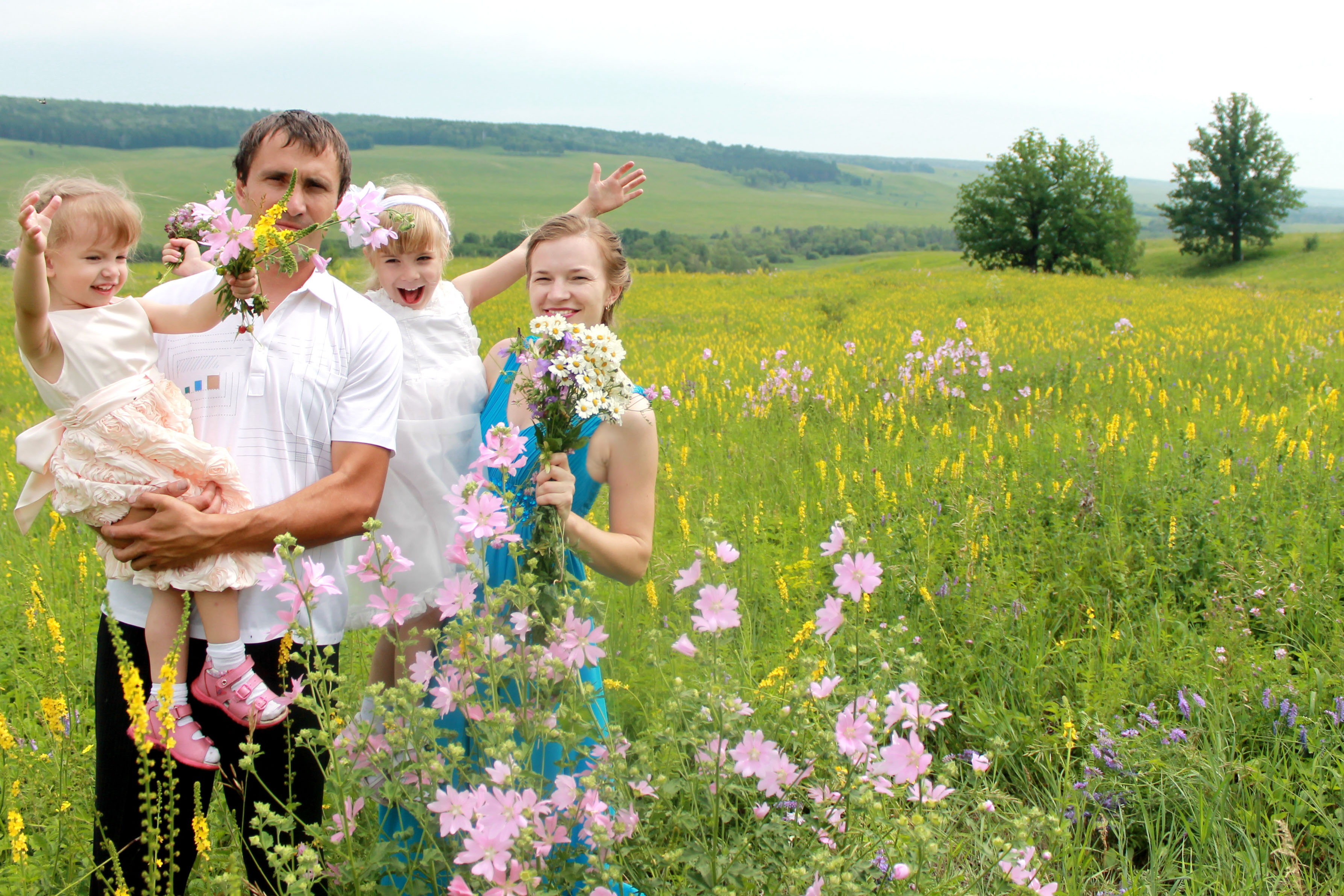 Родные. Семья в ромашках. Семья в поле с цветами. Семья с ребенком на лугу\. Любовь к родине.